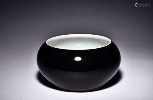 A mirror black glazed jardiniere