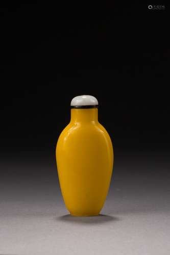 A lemon-yellow glass snuff bottle