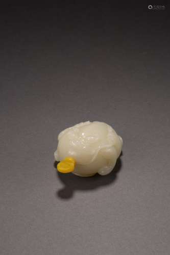 A white jade 'toad' snuff bottle