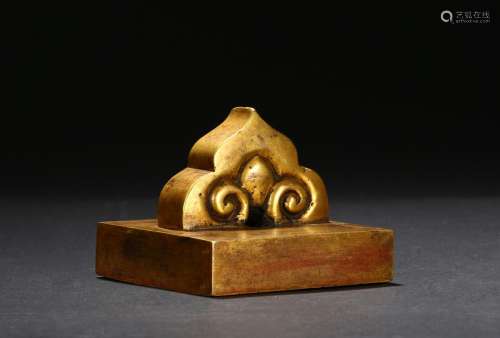 A tibetan 'ruyi' gilt bronze seal