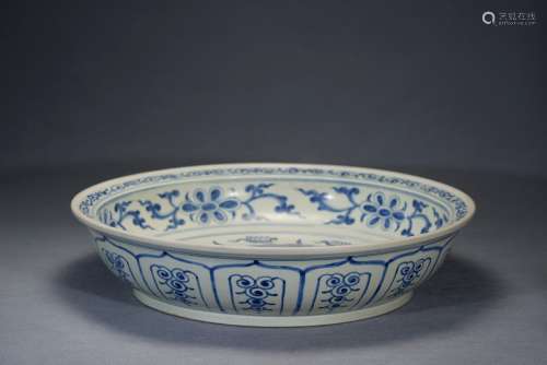 A blue and white 'double fish' dish