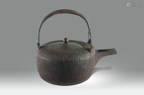 十九世紀日本名家製.乳釘紋長咀鐵壺