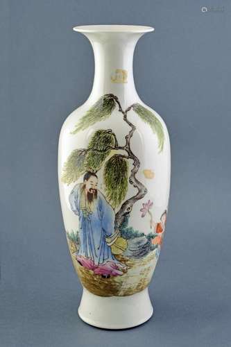 A FINE FAMILLE ROSE PORCELAIN VASE