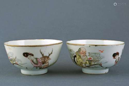 A PAIR OF FAMILLE ROSE PORCELAIN CUPS