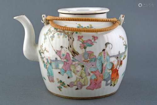 A FAMILLE ROSE PORCELAIN TEA POT