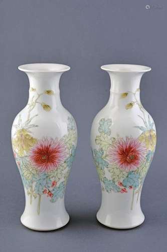 A PAIR OF FAMILLE ROSE PORCELAIN VASE