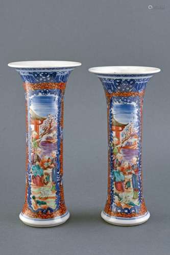 A PAIR OF MANDARIN PORCELAIN SLEEVE VASES