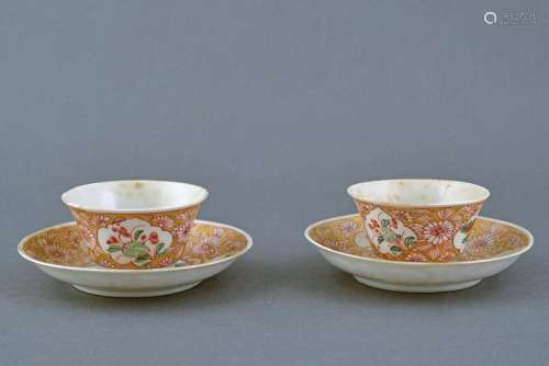 A FINE PAIR OF PORCELAIN SMALL WINE CUPS AND SAUCERS