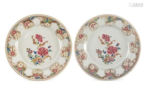 A PAIR OF FAMILLE ROSE PORCELAIN DISHES