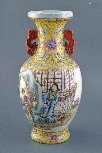 A FINE FAMILLE ROSE PORCELAIN VASE