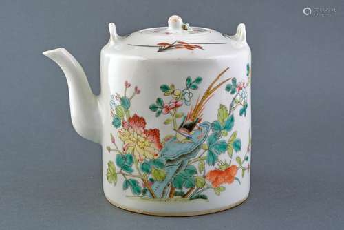 A FINE PORCELAIN TEA POT