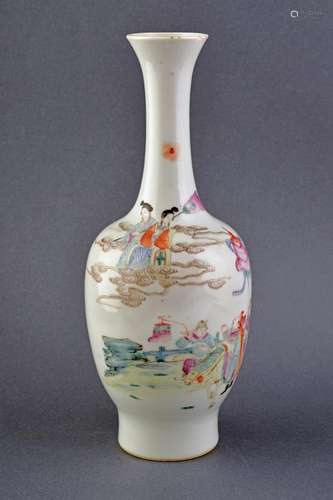 A FINE FAMILLE ROSE PORCELAIN VASE