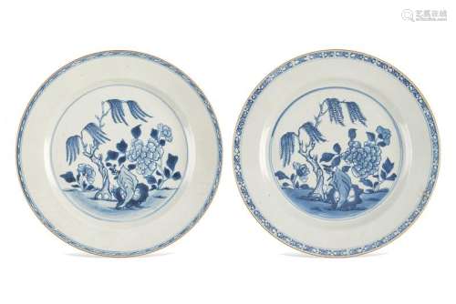 FINE PAIR OF BLUE AND WHITE PORCELAIN PLATES