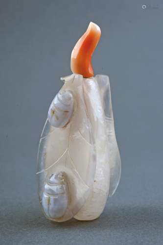 A QUARTZ SNUFF BOTTLE