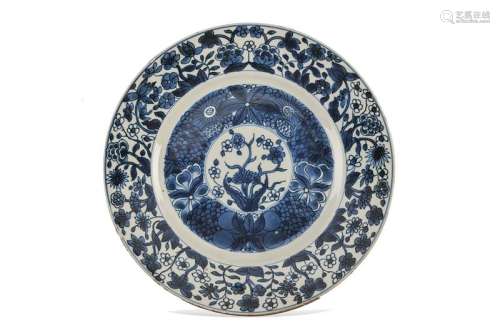 A BLUE AND WHITE PORCELAIN PLATE