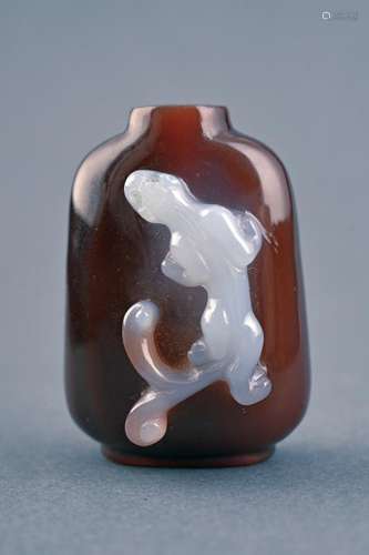 AN ELEGANT AGATE SNUFF BOTTLE