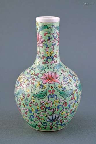 A FAMILLE ROSE PORCELAIN VASE