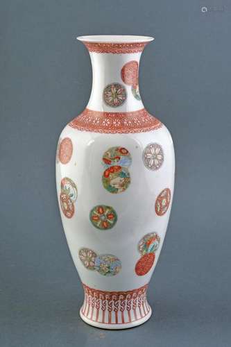 A VERY FINE FAMILLE ROSE PORCELAIN VASE