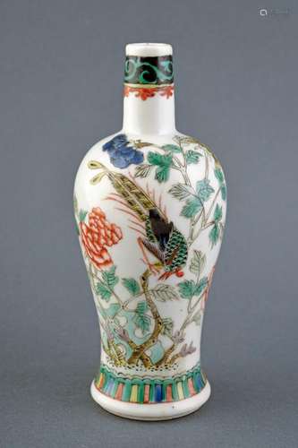 A FINE FAMILLE VERTE PORCELAIN BALUSTER SHAPED VASE