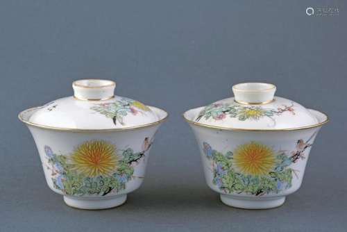 FOUR FAMILLE ROSE PORCELAIN TEA CUPS WITH COVER