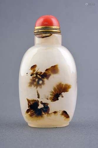 AN ELEGANT HARDSTONE SNUFF BOTTLE