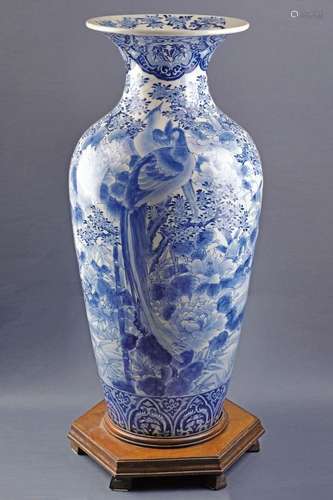 A HUGE PORCELAIN VASE