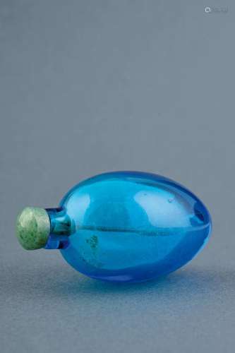 AN ELEGANT PEKING GLASS SNUFF BOTTLE