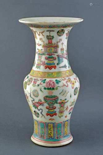 A FAMILLE ROSE PORCELAIN VASE