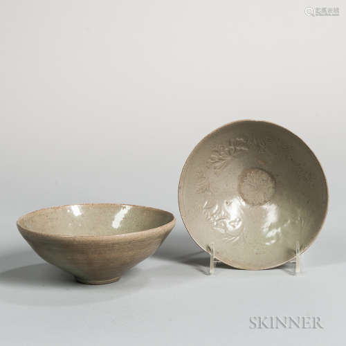 Two Celadon-glazed Stoneware Tea Bowls 两只青瓷茶杯