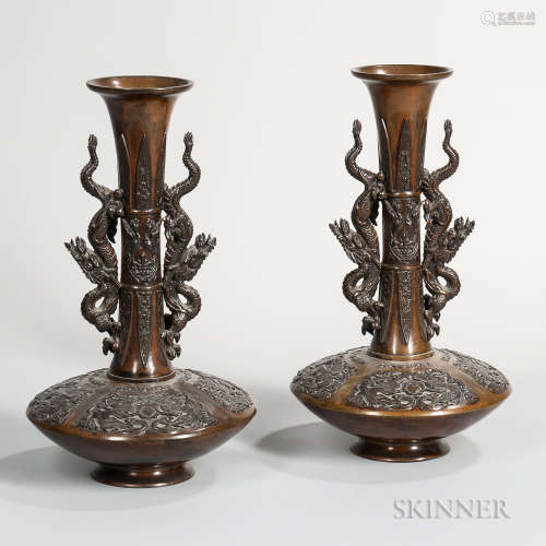 Pair of Takaoka Bronze Vases 一对日式铜花瓶