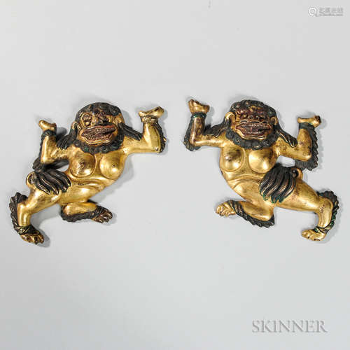 Two Gilt-bronze Snow Lions 两只镀铜狮子