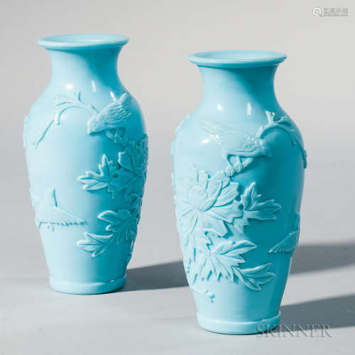 Pair of Robin's Egg Blue Peking Glass Vases 一对蓝色玻璃花瓶