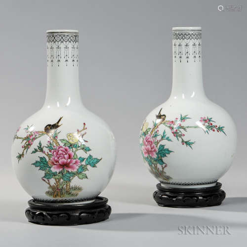 Pair of Enameled Porcelain Vases 一对粉彩瓷瓶
