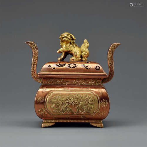 清中期 铜鎏金錾刻牡丹狮钮方形香薰