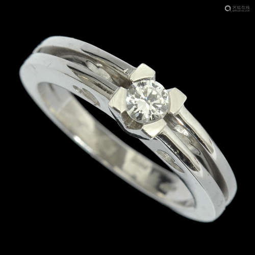 AN 18K WHITE GOLD RING