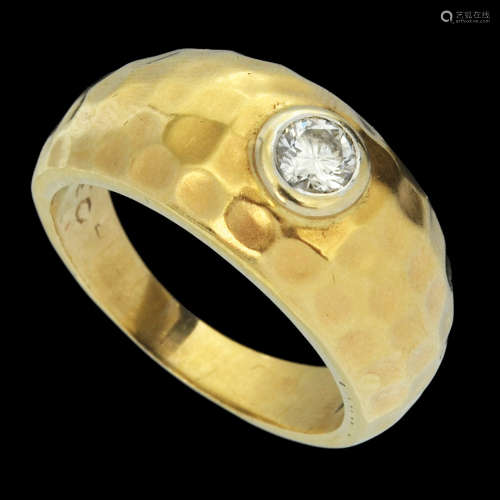 AN 18K MATT GOLD RING