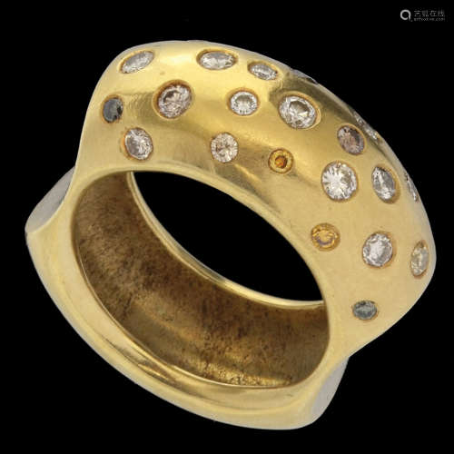 A UNISEX 18K GOLD RING