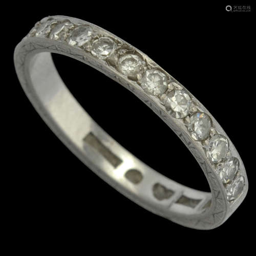 AN ANTIQUE 18K WHITE GOLD WEDDING RING