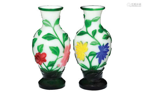A PAIR OF CHINESE PEKING GLASS VASES