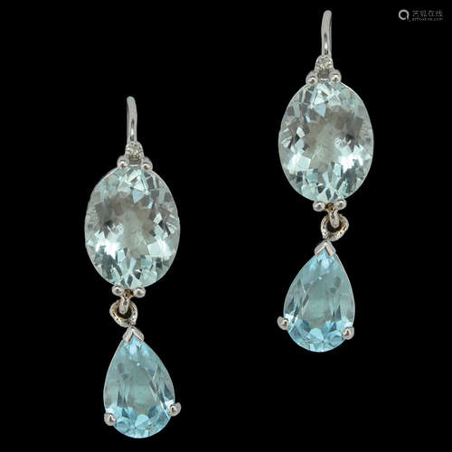 A PAIR OF 14K WHITE GOLD EARRINGS