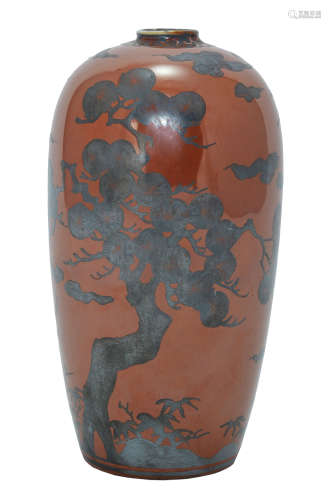 A CHINESE PORCELAIN VASE