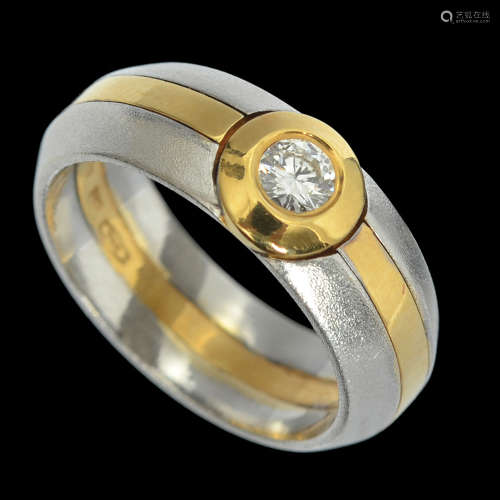 AN 18K WHITE AND YELLOW GOLD RING