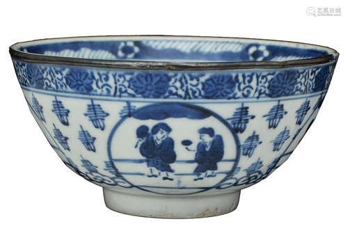 A CHINESE BLUE AND WHITE PORCELAIN BOWL