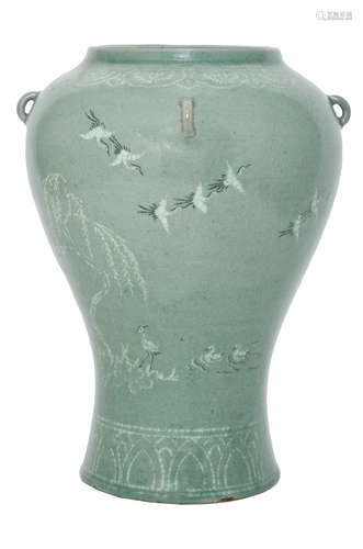 A KOREAN CRACKLE CELADON GLAZE VASE