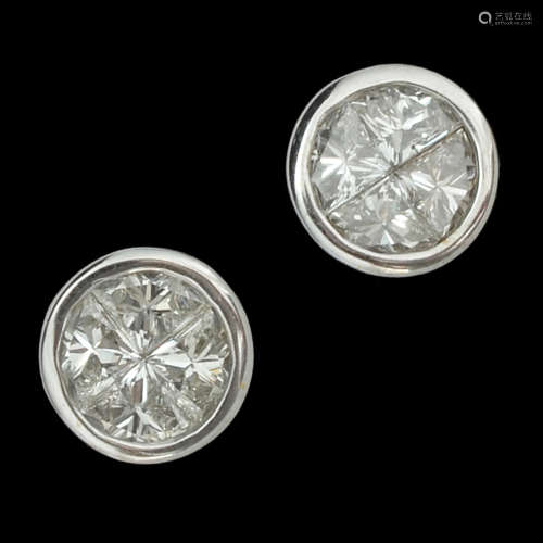 A PAIR OF 18K WHITE GOLD STUDS EARRINGS