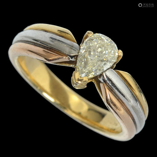 AN 18K THREE COLORS OF GOLD RING