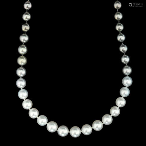 A SOUTHERN SEA PEARL NECKLACE