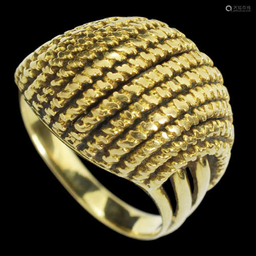 A RETRO 18K GOLD RING