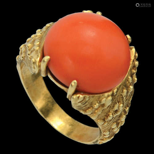 AN 18K GOLD RING