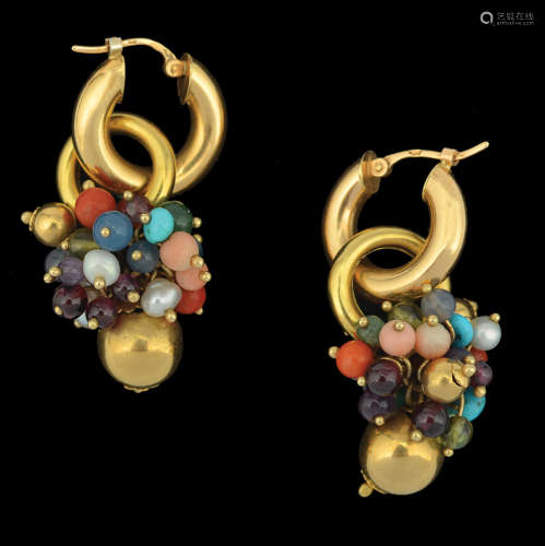 A PAIR OF 18K GOLD EARRINGS